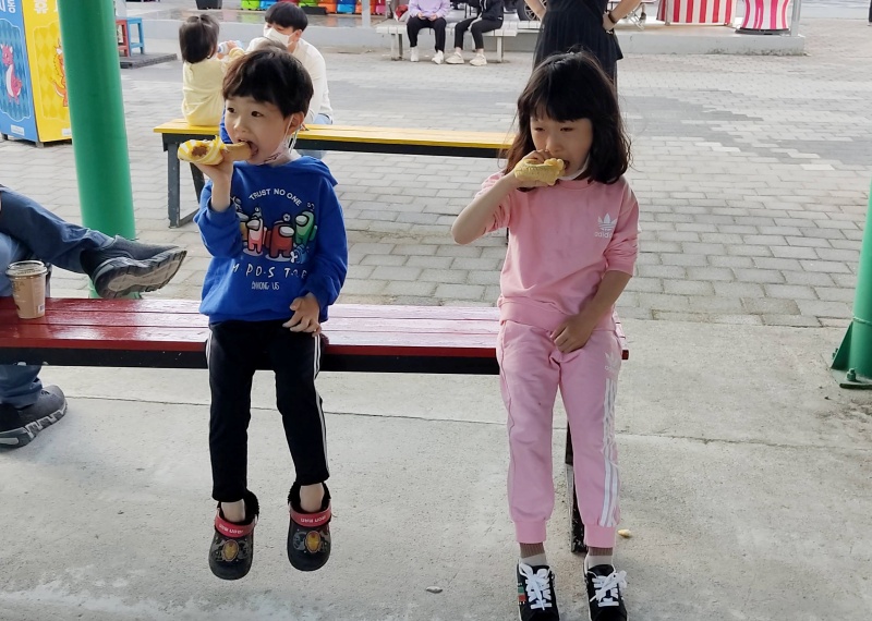 지팡이 아이스크림을 먹는 쿠앙이 쿠웅이