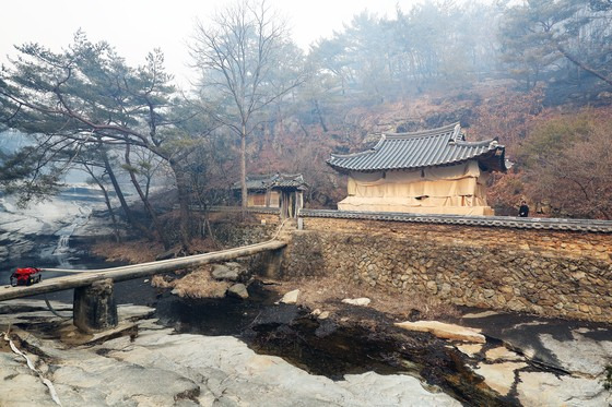 방염포 덮은 만휴정