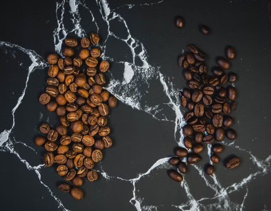 왼쪽-아라비카원두-오른쪽-로부스타원두-이미지