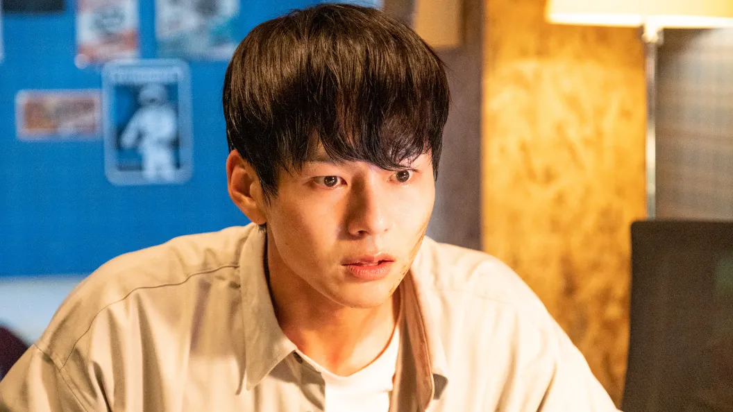 라이브 방송을 보고 있는 동주