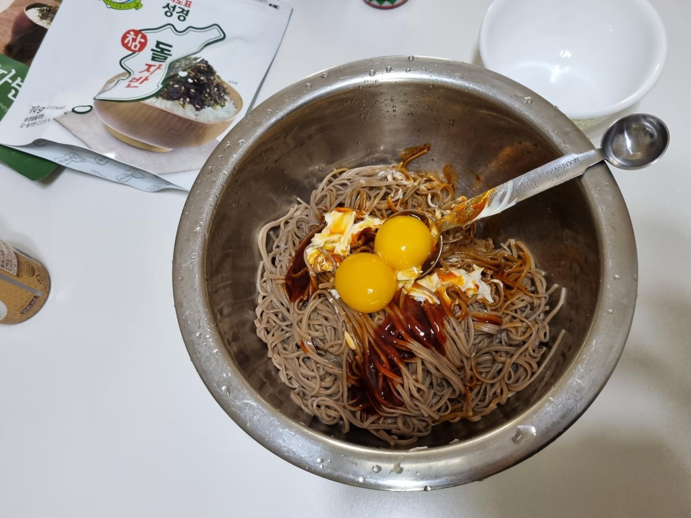 소스와 면 비비기