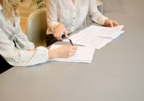 계약서를-쓰고있는-여성-2명의-모습