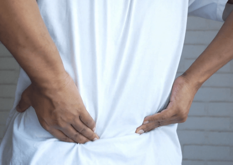 허리 통증 느끼는 사람