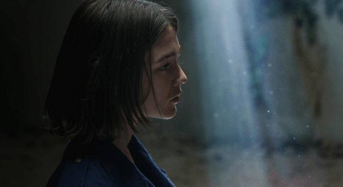 뭔가를 바라보는 여성의 모습