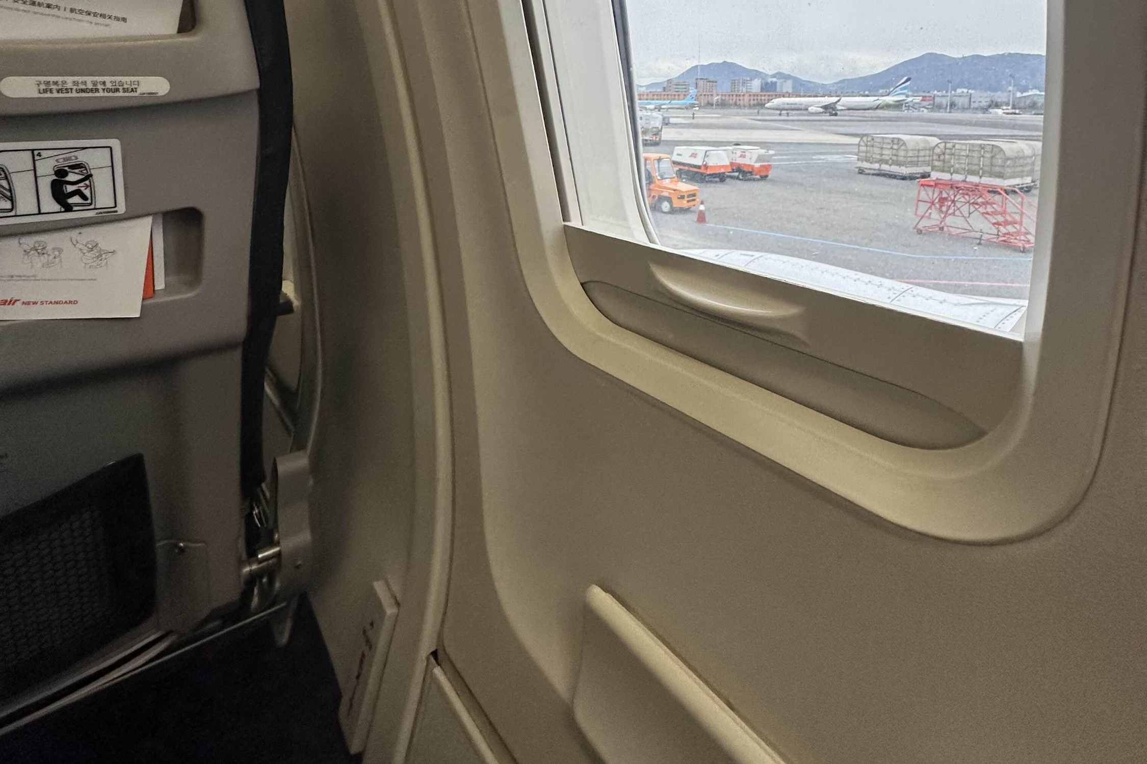 비행기-비상구좌석에서-바라본-바깥-풍경