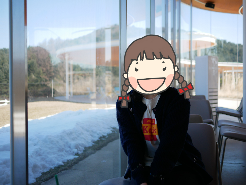 창을 배경으로 사진을 찍는 모습