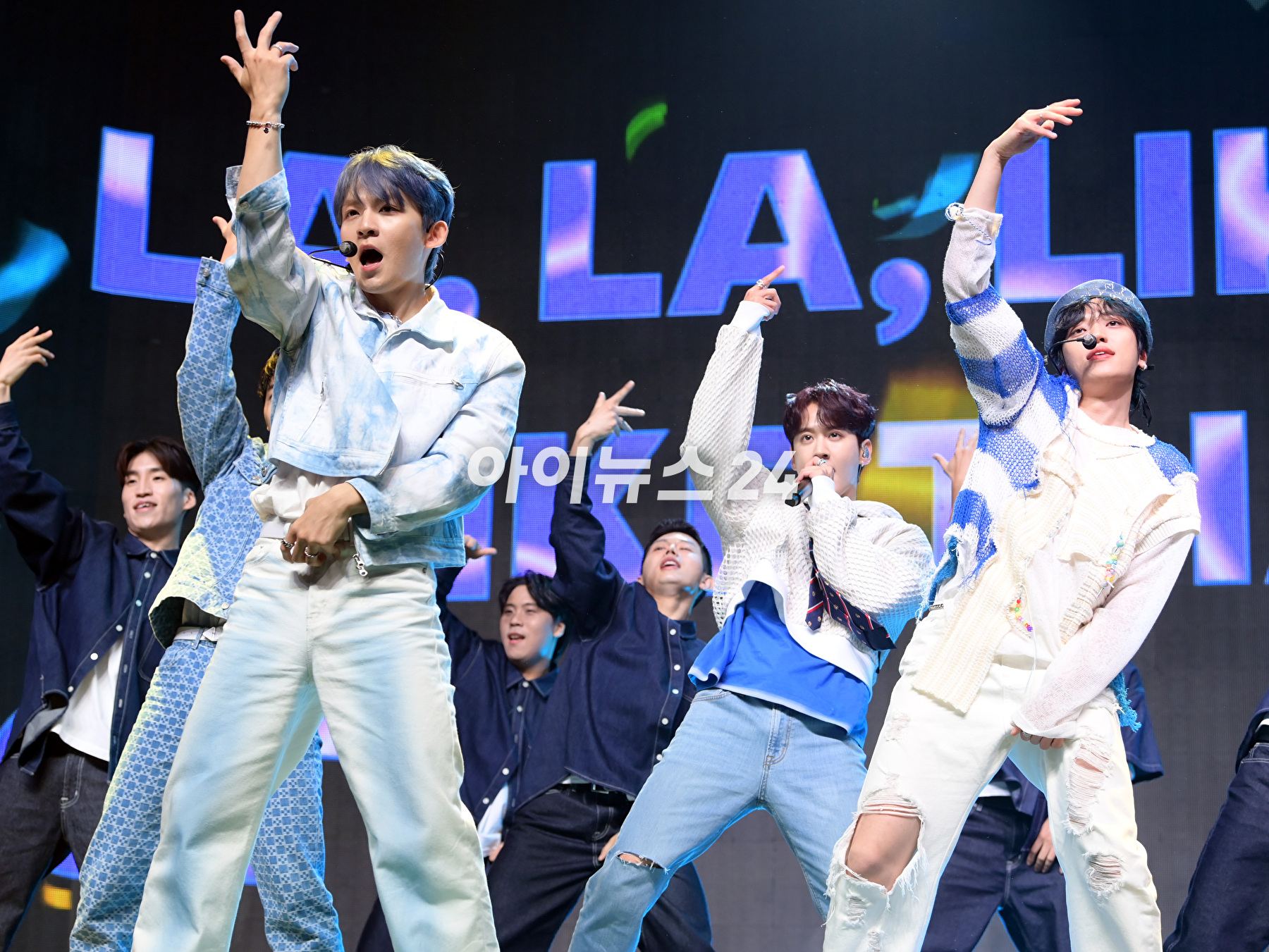 그룹 틴탑이 4일 오후 서울 광진구 예스24 라이브홀에서 열린 새 앨범 '틴탑 [포슈어](TEEN TOP [4SHO])' 쇼케이스에 참석해 타이틀곡 '휙(HWEEK)' 무대를 선보이고 있다. [사진=정소희 기자]