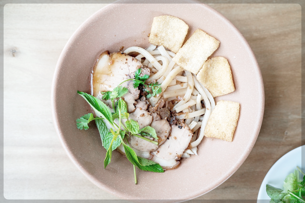 베트남 음식의 대표인 쌀국수 가운데 국물이 적은 종류