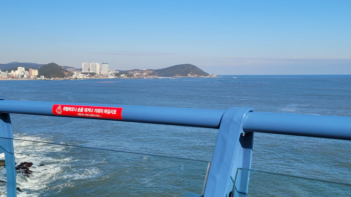 청사포 다릿돌 전망대 난간 너머로 바라본 바다