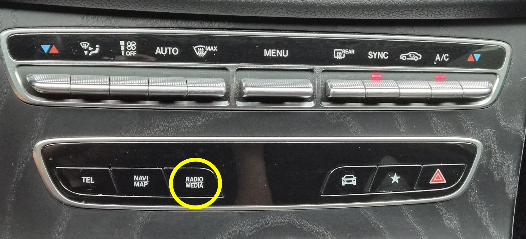 벤츠 센터콘솔 MEDIA 버튼 위치, 라디오·미디어 모드 전환 기능