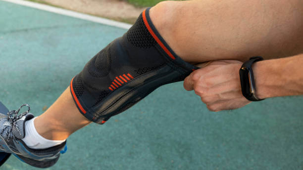 무릎에 물 찼을때 대처법과 원인들&amp;#44; 무릎이 부어서 통증이 느껴지지만 걷는데 지장을 주지 않거나 심한 통증을 유발하지 않는 경우에는 며칠 쉬면 나을 것이라고 생각하여 건너뛰는 경우가 많습니다. 무릎에 물이 차는 증상이 아닌지 의심해 보시고 빠른 시일 내에 병원에 가야 합니다. 그럼 그 원인들은 무엇인지 참고하시기 바랍니다.