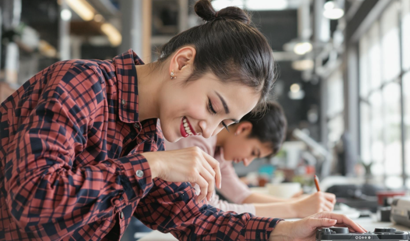 청년여성이 즐겁게 일하는 모습