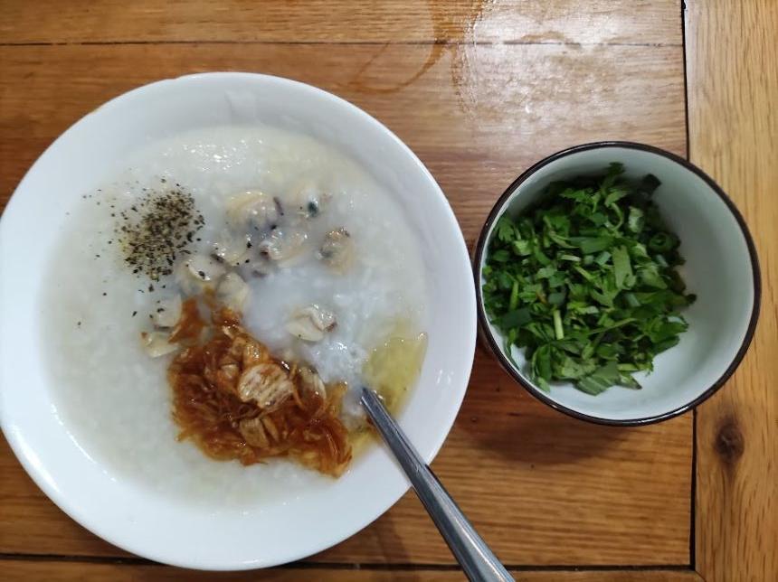 소화를 돕는 천연 소화제 고수가 곁들여진 조개죽