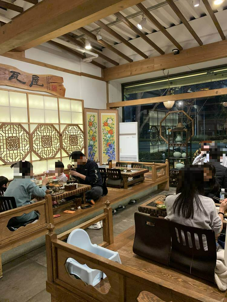 오른편 좌식 테이블 자리