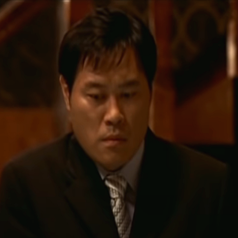 남자배우지대한양복자켓회색셔츠빗살무늬넥타이