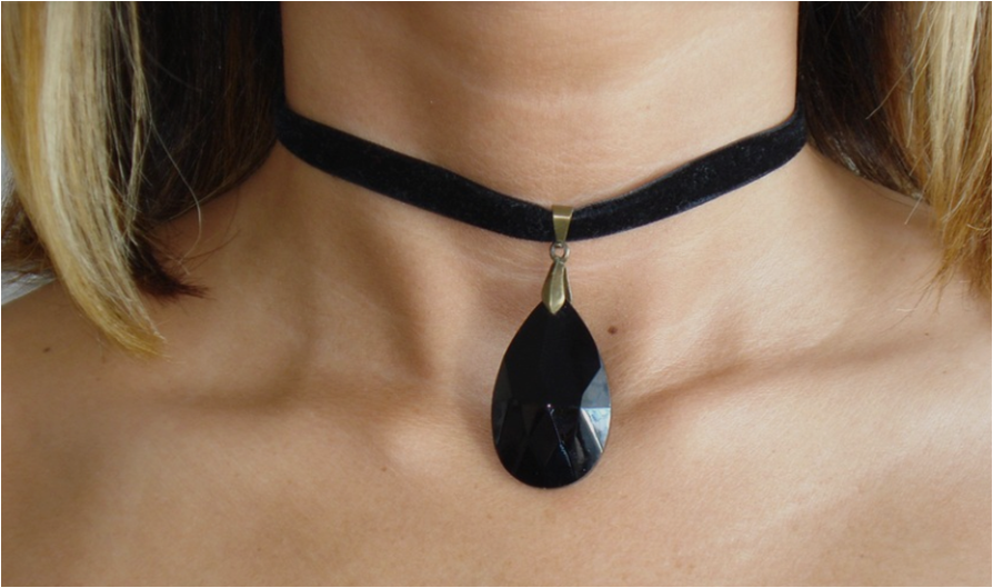 목걸이를-한-여성의-목