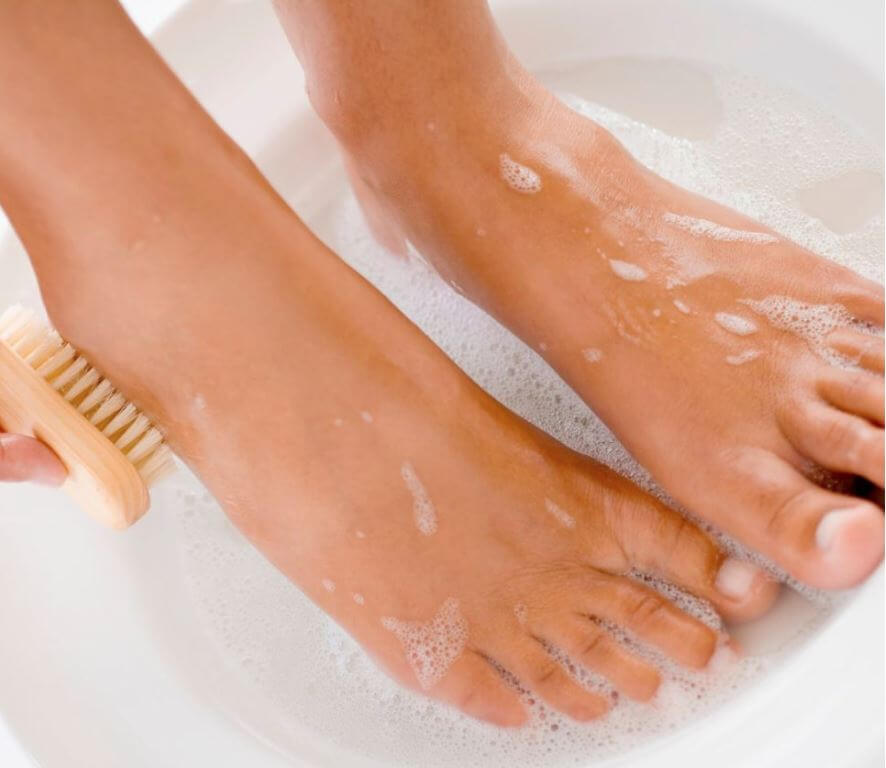 발을 씻고 있는 모습