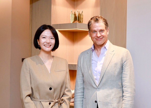 네이버 최수연 CEO(왼쪽)와 넷플릭스 그렉 피터스 공동 CEO(오른쪽).
