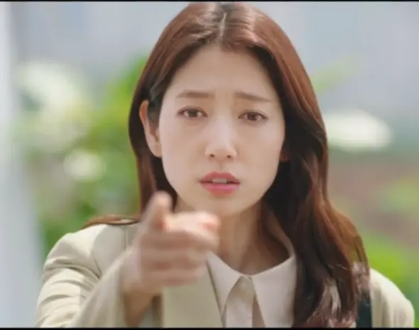 닥터슬럼프- 흰셔츠 위 아이보리색 쟈켓을 입고를 입고 왼손 검지속가락만 편채 앞을 가리키며 놀라는 박신혜