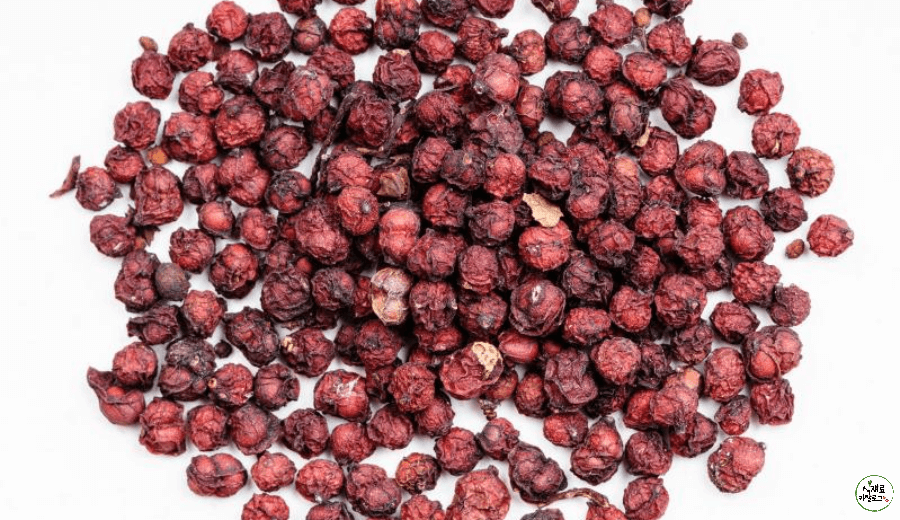 오미자열매를-건조시켜-흰바닥에-놓아두었다