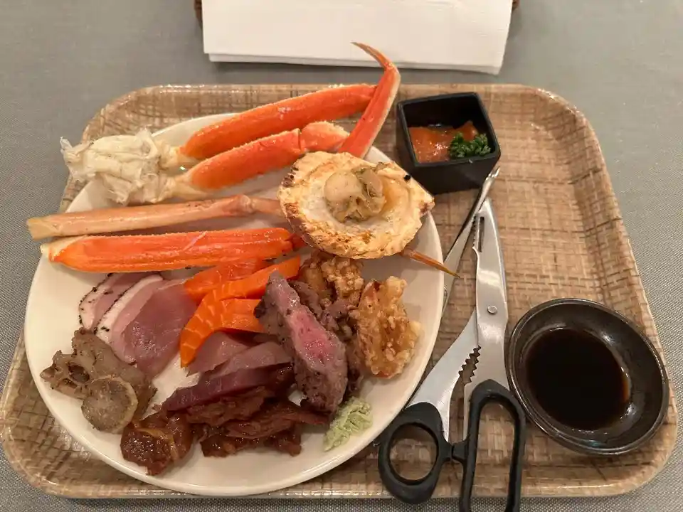 대게를 마음껏 먹을 수 있으며, 그 외에 해산물, 소고기 등도 정말 맛있다.