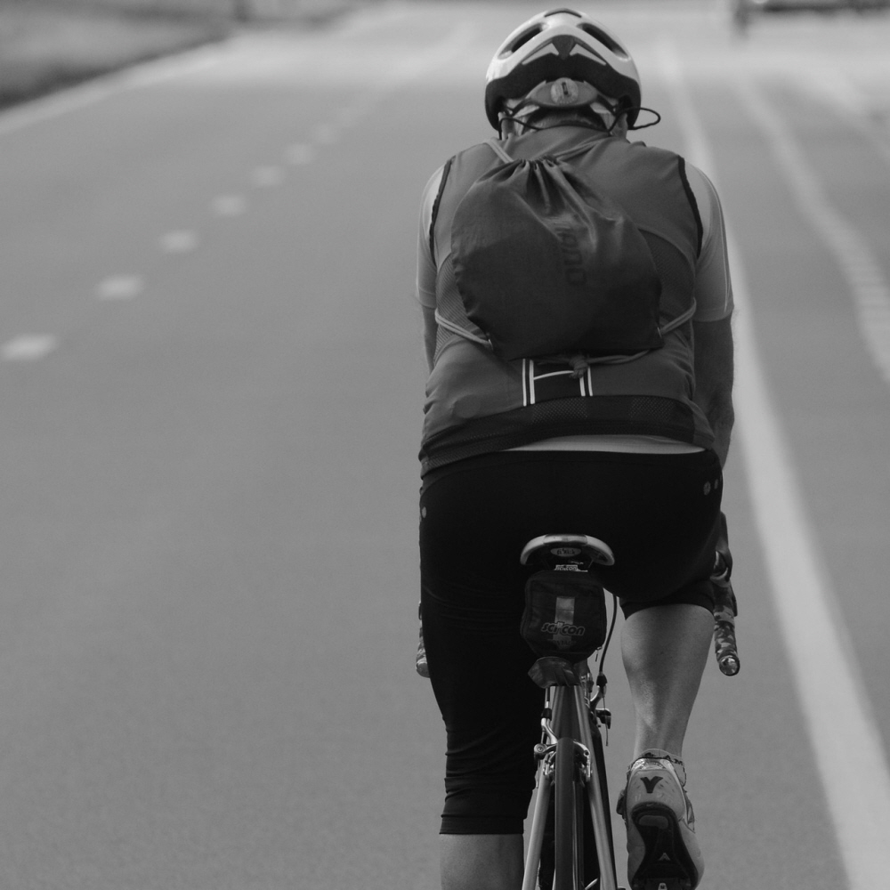 When preparing for long-distance bike riding, it is important to choose the riding bag and hip color considering the storage space and center of gravity.