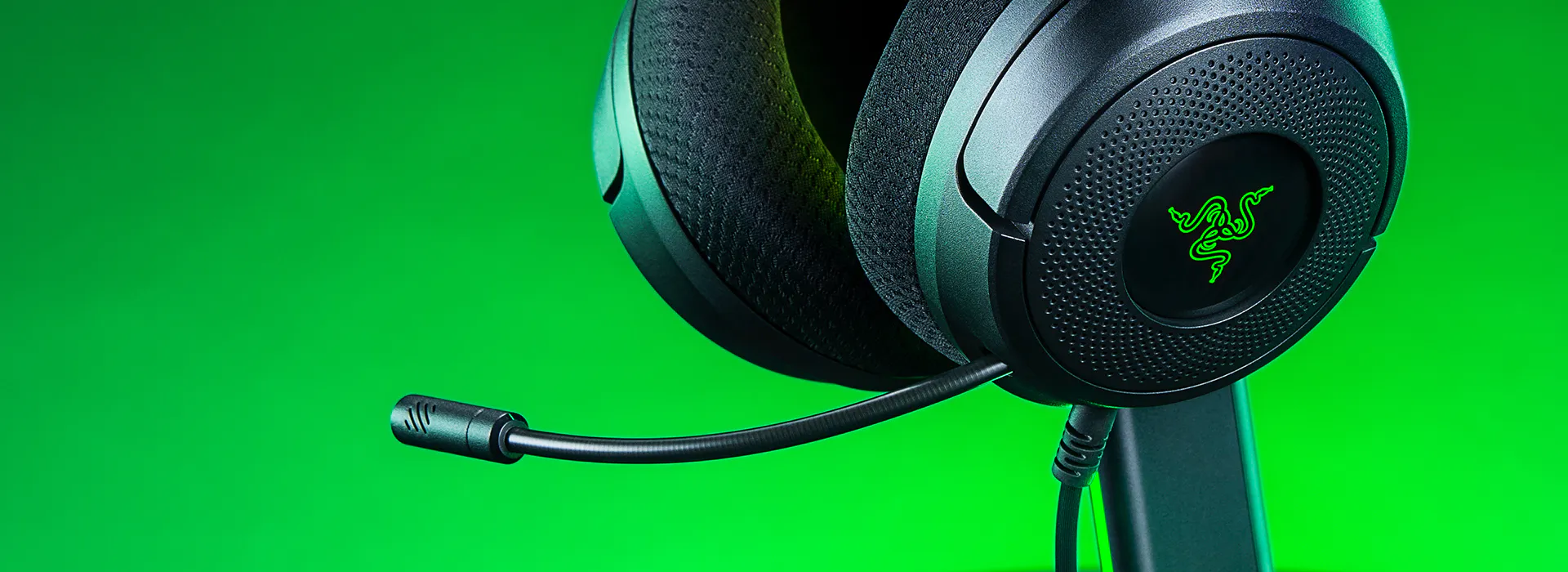 마이크가 달린 Razer 헤드셋의 근접 이미지