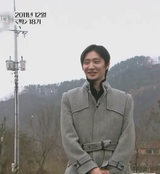 나솔사계- 회색 바비리 코트를 입고 두손을 고스란히 모은채 웃고있는 남자3호