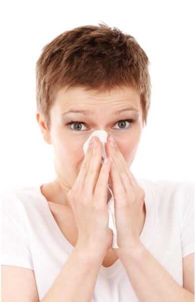 알레르기로 인해 힘들어하는 여성