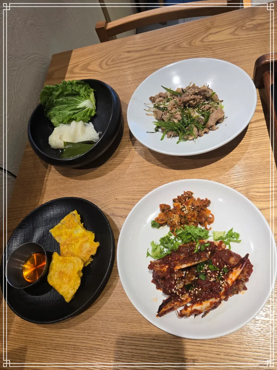 사천-삼천포정서방-정식메뉴기본반찬-양념꽃게무침-숯불고기-동태전-쌈야채