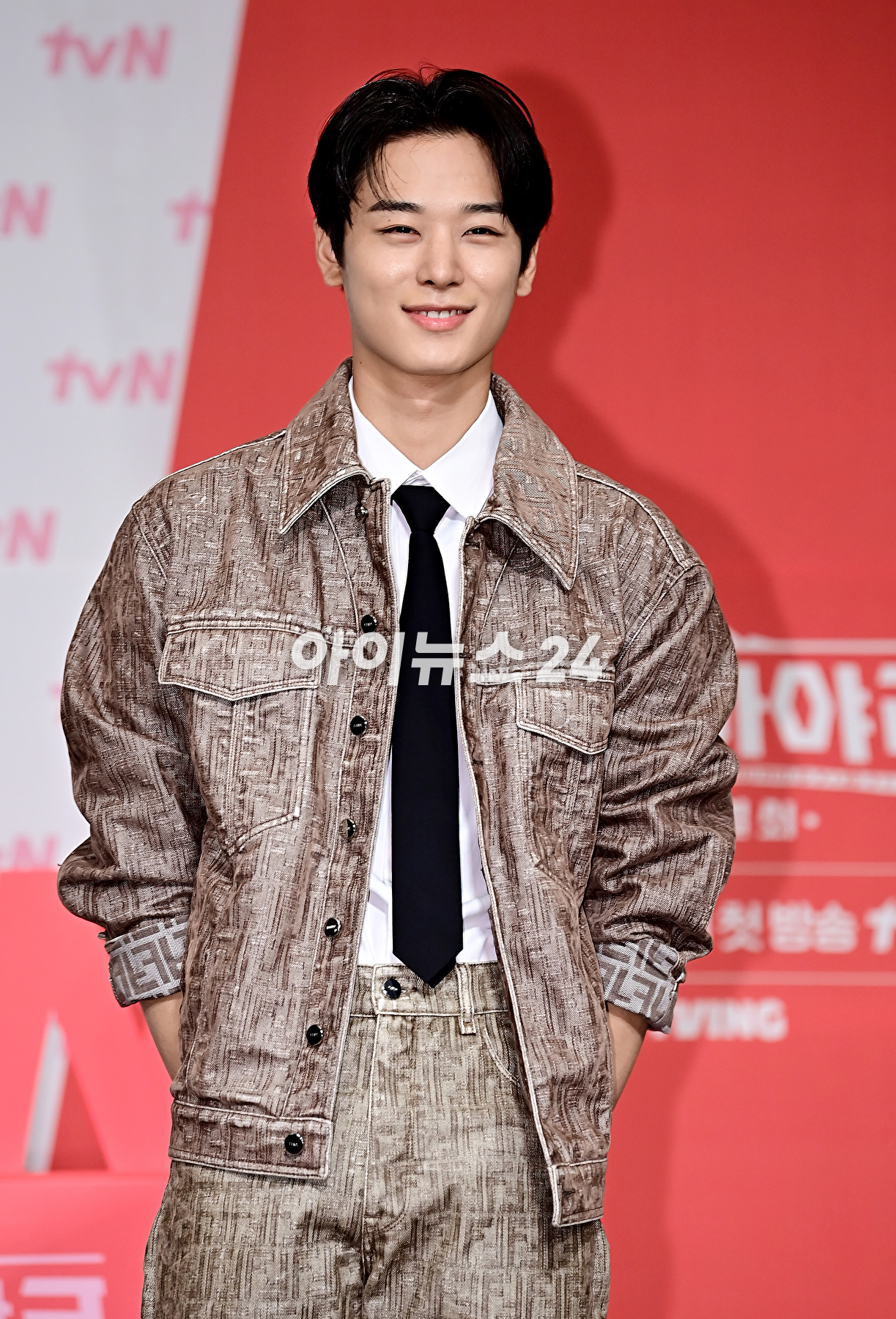 배우 김성균, 차승원, 더보이즈 주연이 1일 오후 서울 마포구 서울가든호텔에서 열린 tvN '형따라 마야로 : 아홉 개의 열쇠' 제작발표회에서 포토타임을 갖고 있다. [사진=곽영래 기자]