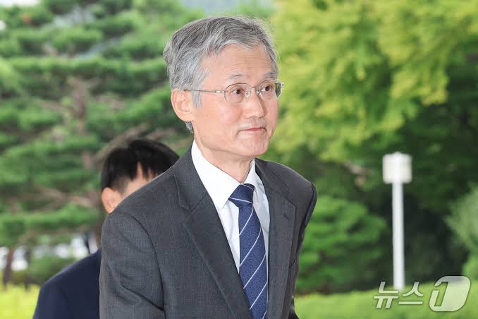 출근하는 조희대 대법원장