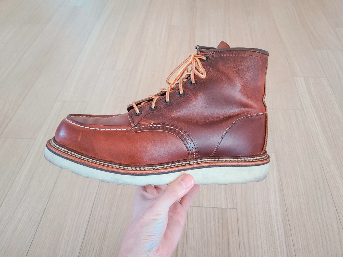 어퍼는 물론 웰트의 스티치가 인상적이다.