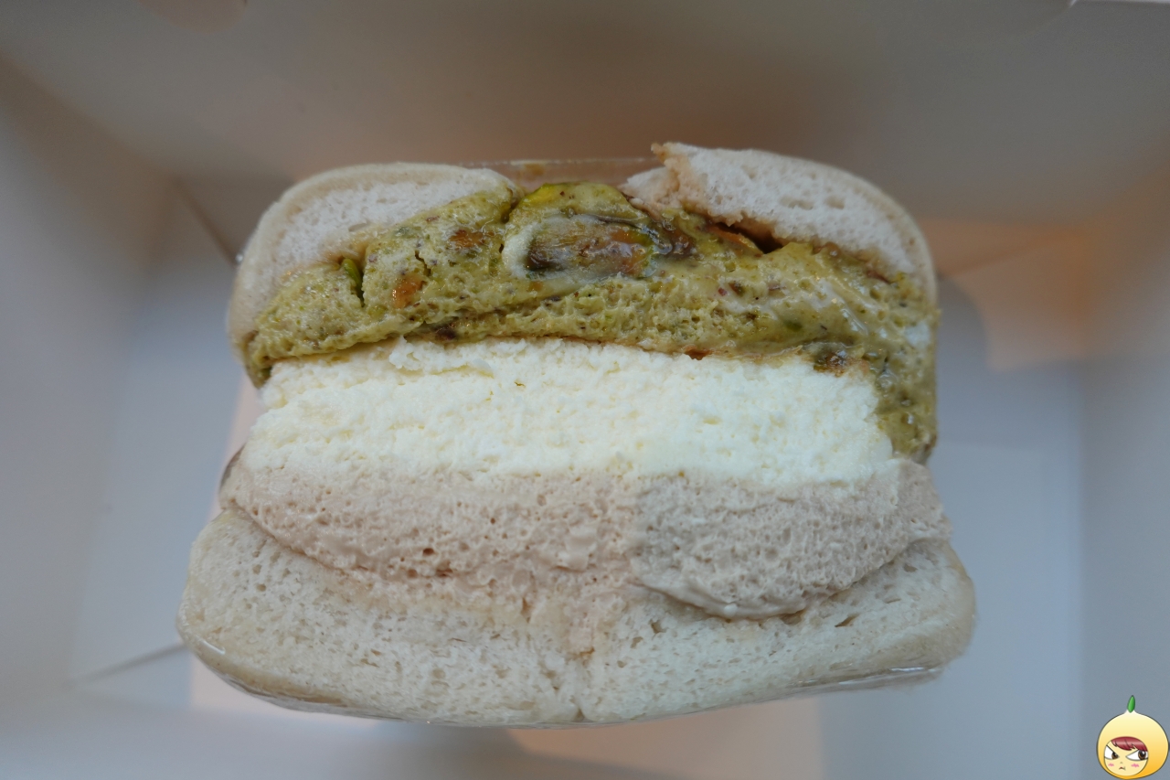 피스타치오라떼쌀베이글 윗면