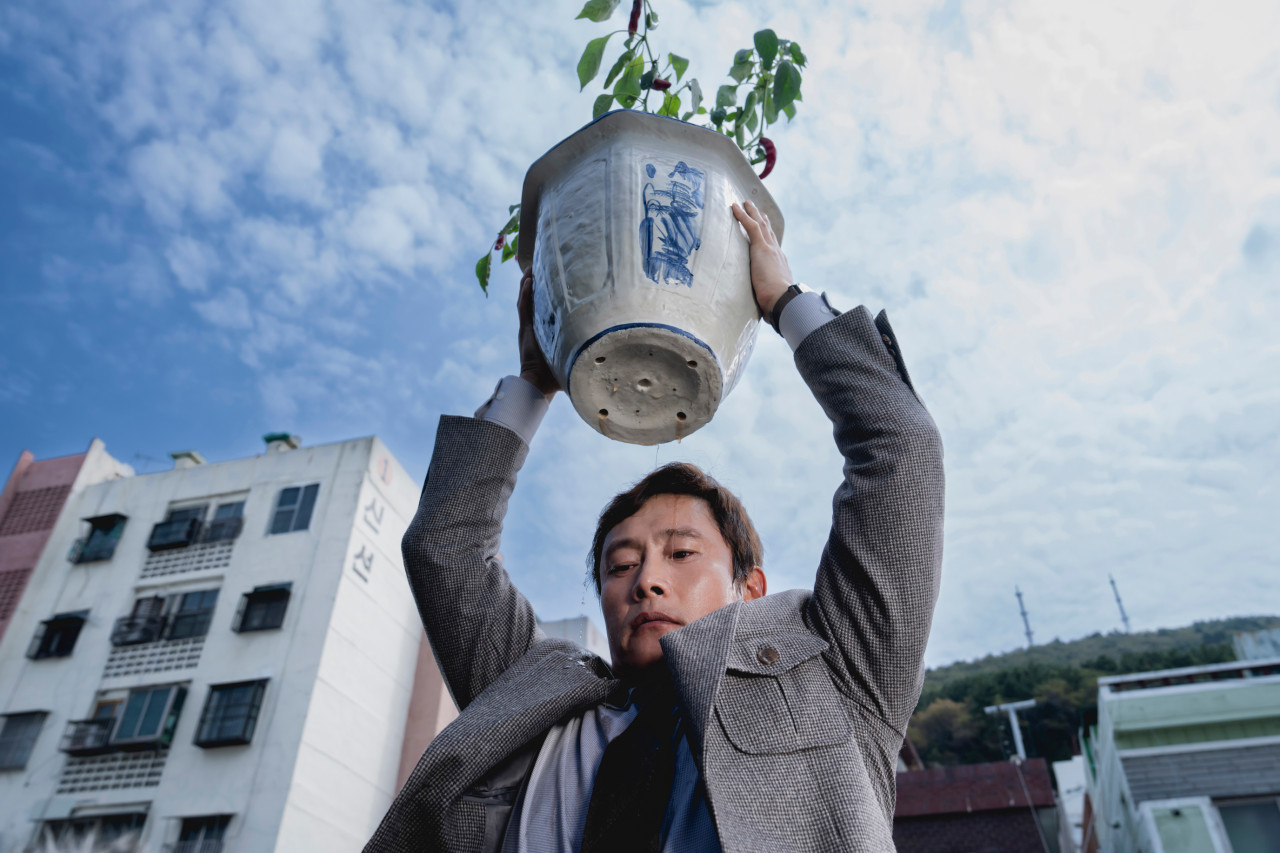 어쩔수가없다 이병헌 이미지
