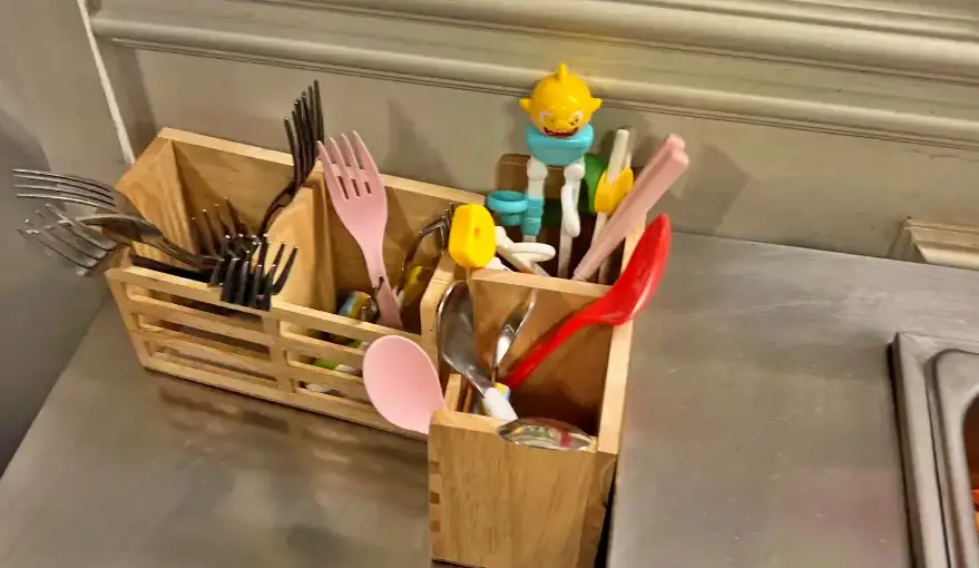 셀프 반찬대 옆 어린이 수저 포크 사진 입니다.