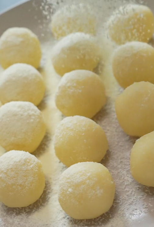 오레오 가루와 딸기를 곁들인 우유모찌 플레이팅 완성 사진