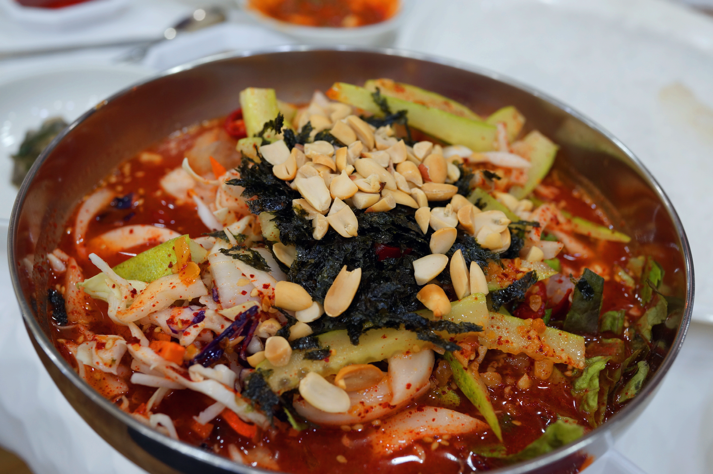 상신칼국수 간재미 회무침 채소 땅콩 김가루 새콤한 양념