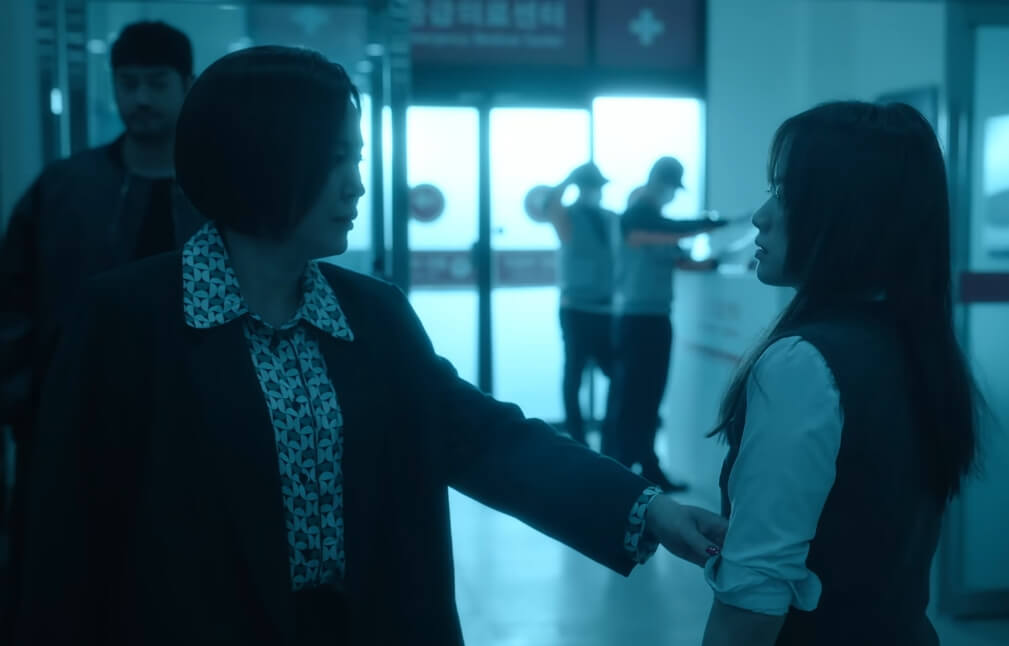 다해의 팔을 잡는 과거 일홍