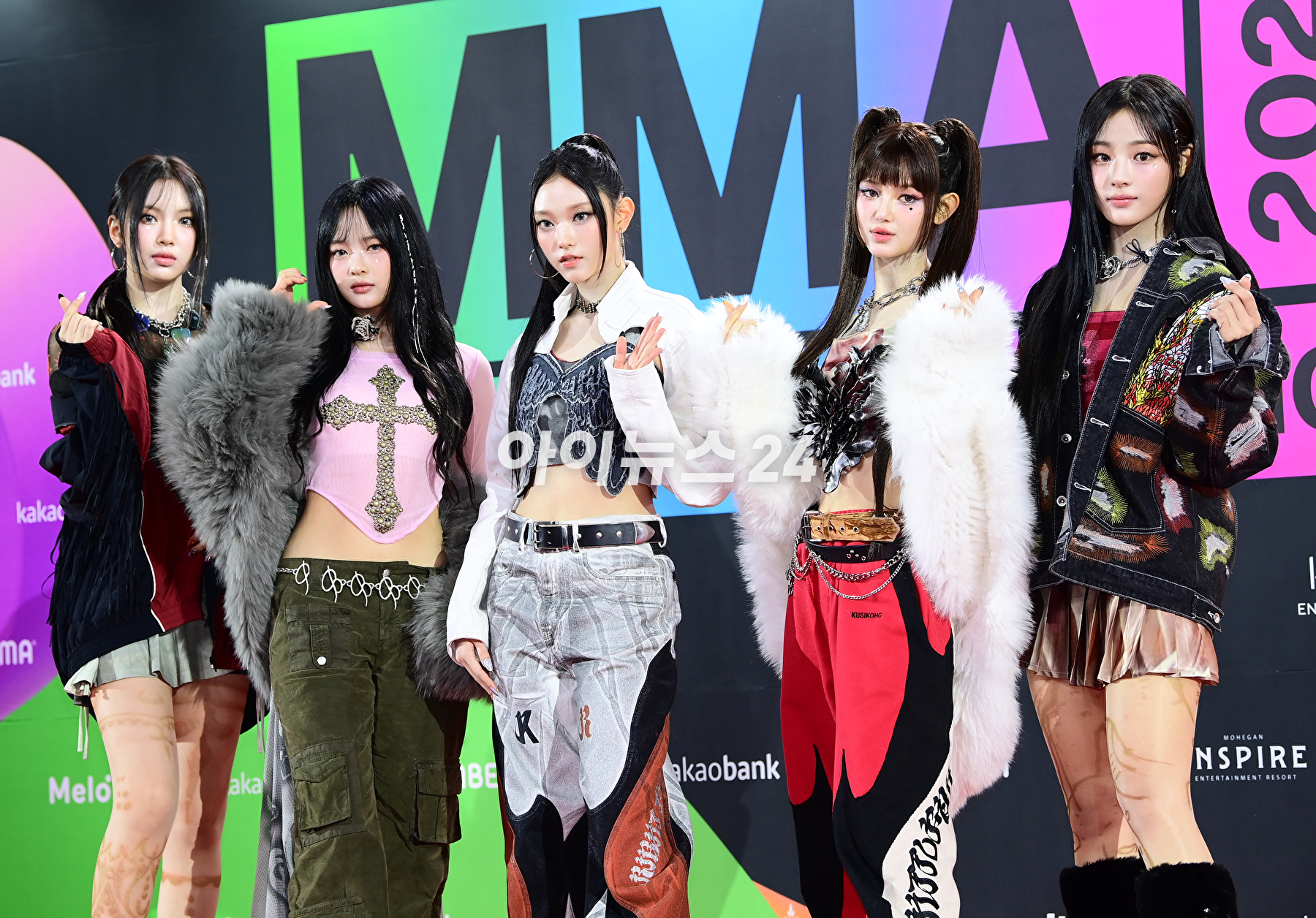 &#39;오늘도 실험적 패션&#39; 그룹 뉴진스(NewJeans)가 2일 오후 인천광역시 중구 인스파이어 아레나에서 열린 MMA2023(멜론뮤직어워드) 레드카펫 행사에 참석하고 있다. [사진=정소희 기자]