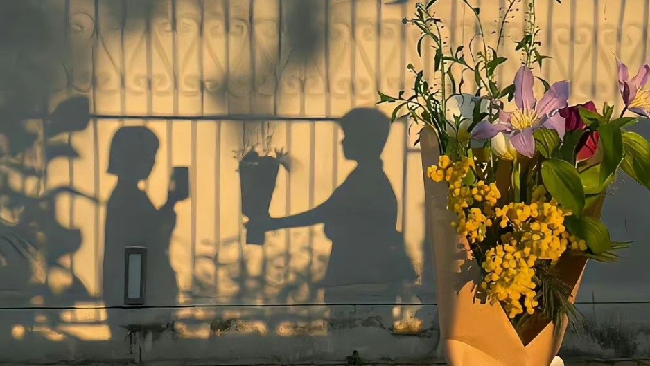 남자가 여자에게 꽃다발 주는 그림자