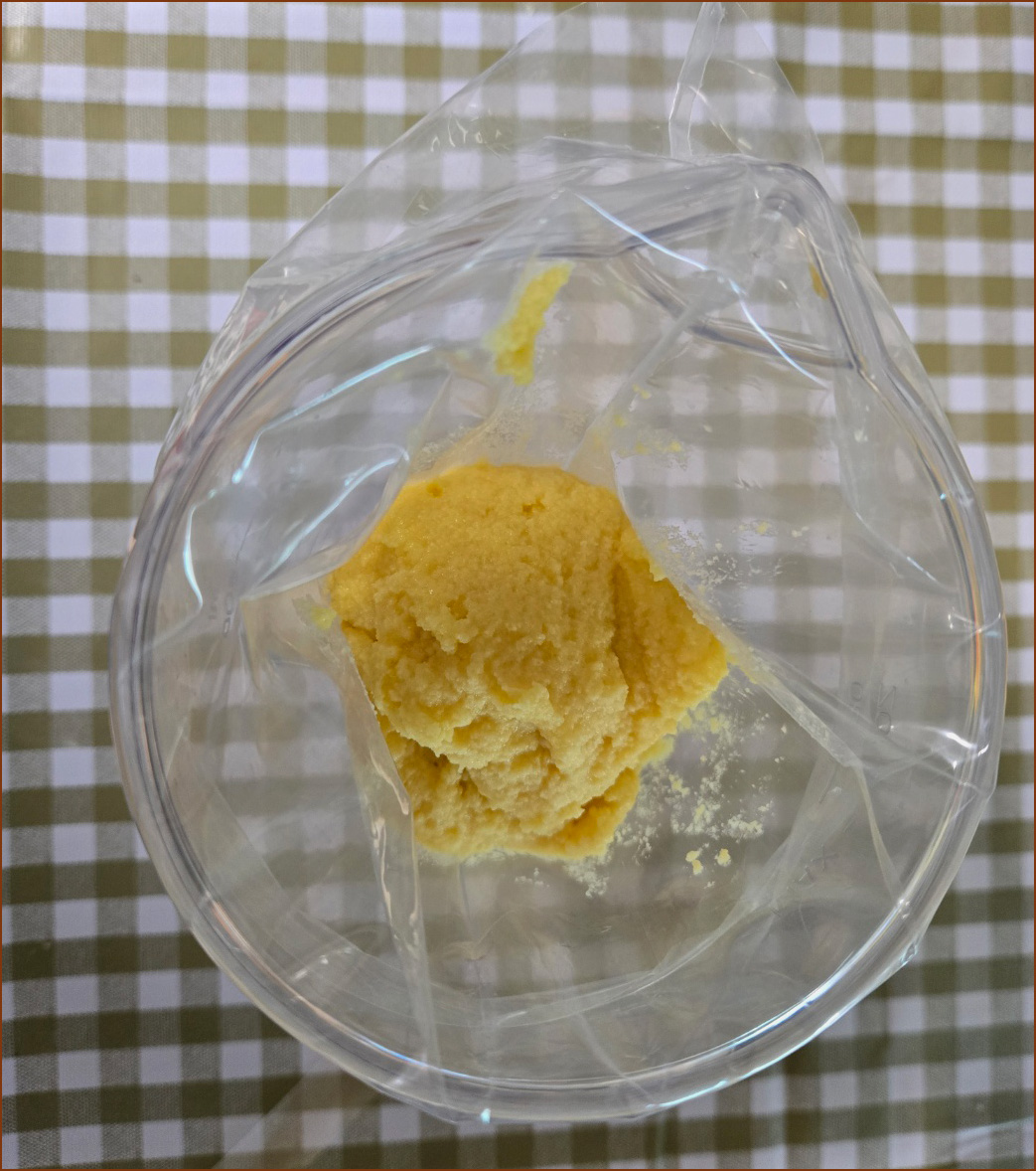 코코넛 마들렌 반죽을 짤주머니에 담은 모습의 이미지