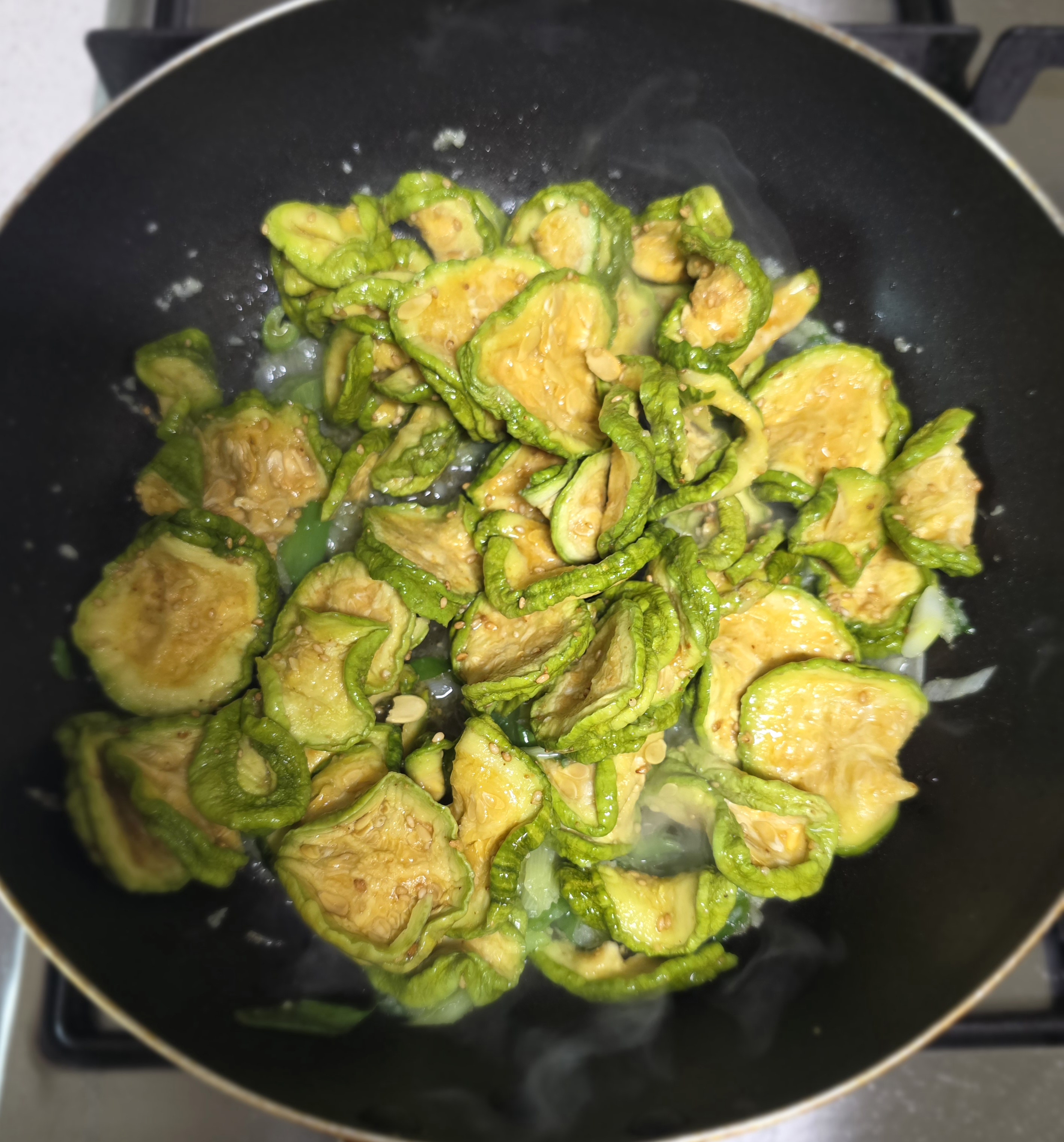 파기름에-호박고지를-넣고-볶습니다.