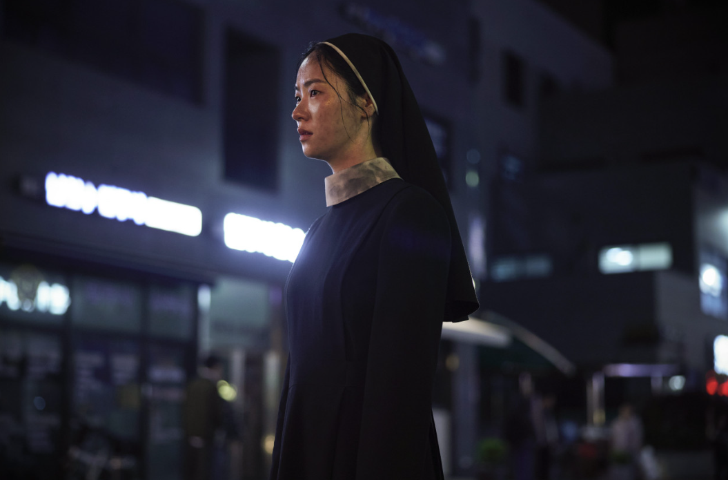 유니아 수녀가 자신을 희생했음을 예상하고 넋이 나간 미카엘라 수녀