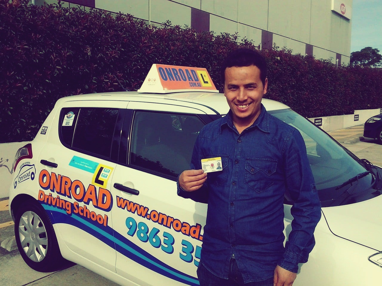 면허증-들고-웃고있는-택시기사님