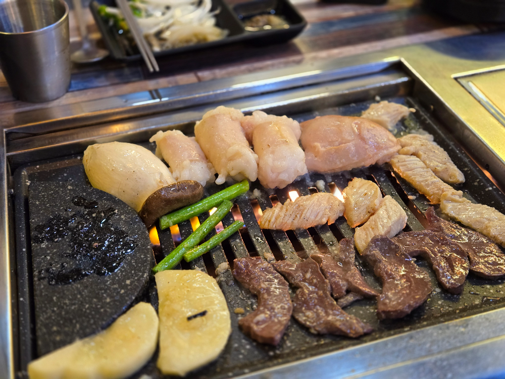 소일창 부민점 양곱창 대창 굽는 모습 – 노릇하게 익어가는 양곱창 대창