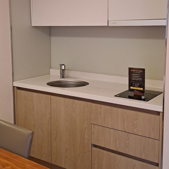 싱크대와 인덕션이 설치되어 있습니다.