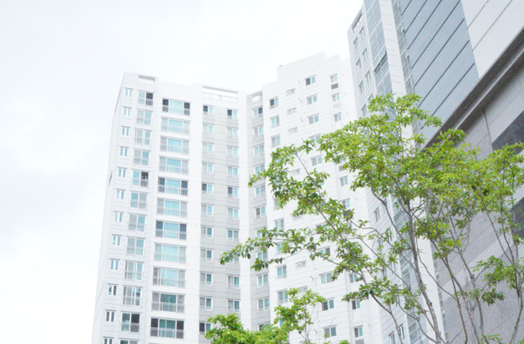 한 아파트 단지를 아래에서 위를 바라보며 찎은 사진.