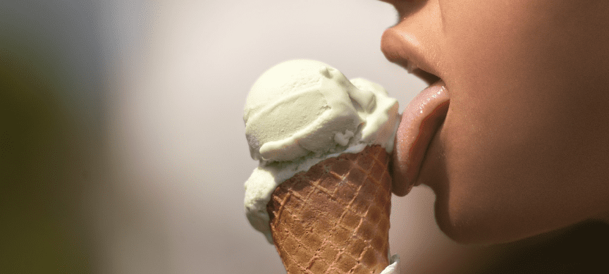 아이스크림을 혀로 먹고 있다