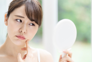 여드름 아닌 얼굴의 울퉁불퉁은 무엇인가요